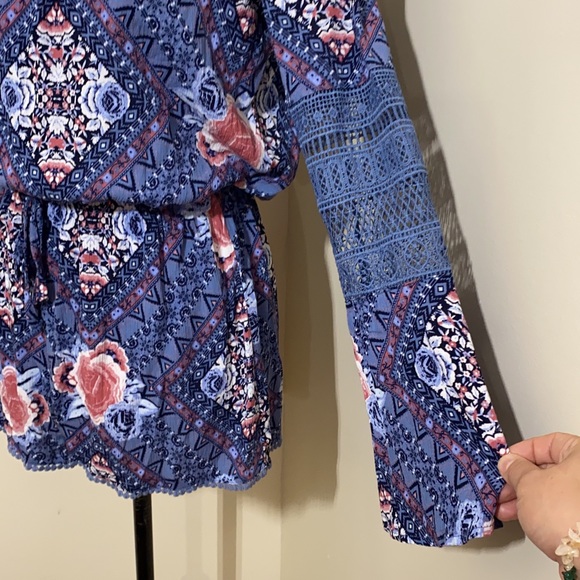 Wallflower || womans Blue Print off Shoulder Crochet Romper Sz Small - Picture 8 of 11